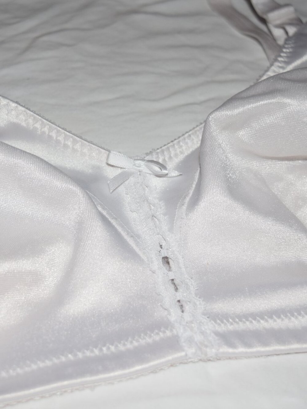 Bali Satiny Bra, white/Ecru, size 44C(0238)